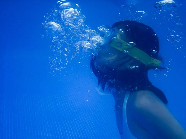 水中ダイビングの少女 — ストック写真