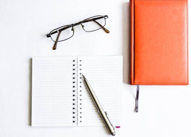 İş, eğitim, çalışma veya kavramı planlama Natürmort: ofis resepsiyon masası açık defter kağıt, kalem ve gözlük, düz lay veya kopya alanı, görünümle hazır eklemek için kontör veya yukarı alay