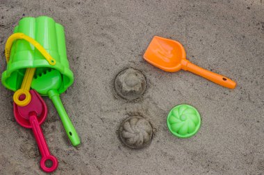 Çocukların plaj oyuncakları. Güneşli bir günde kovalar, kürekler ve kürekler.
