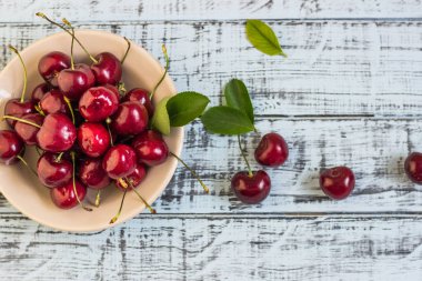 Ahşap arka planda taze kiraz tabağı. Taze kirazlar. Tatlı kirazlar.