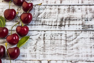 Ahşap arka planda taze kiraz tabağı. Taze kirazlar. Tatlı kirazlar.