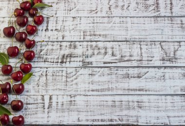 Ahşap arka planda taze kiraz tabağı. Taze kirazlar. Tatlı kirazlar.