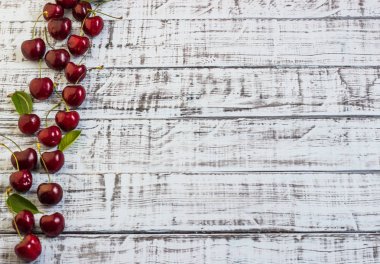 Ahşap arka planda taze kiraz tabağı. Taze kirazlar. Tatlı kirazlar.