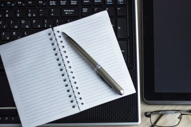 Yazı alanı olan ofis çalışma yeri ofis malzemeleri olan beyaz ahşap masa tablet, masaüstü bilgisayar ve kitap, üst görünüm, ışık ötesi.