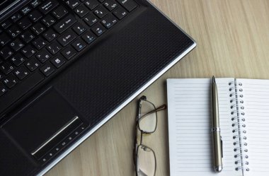 Yazı alanı olan ofis çalışma yeri ofis malzemeleri olan beyaz ahşap masa tablet, masaüstü bilgisayar ve kitap, üst görünüm, ışık ötesi.