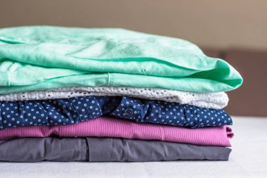 Ütü masası değil ütülenmiş kıyafetler