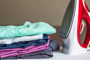 Demir Ütü masası ve sigara ütülenmiş kıyafetler