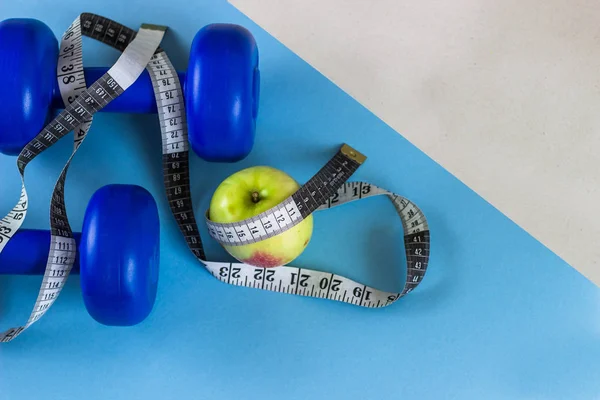 Niebieski Hantle Pomiaru Taśmy Apple Niebieskim Tle Zdrowy Styl Życia — Zdjęcie stockowe