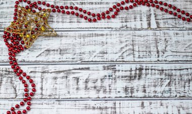 Güzel Noel dekorasyonları ahşap arka plan üzerinde. Güzel neşeli Noel arka plan. Yılbaşı tatil. Noel tatili.