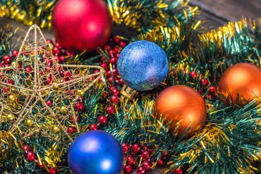 Güzel Noel dekorasyonları ahşap arka plan üzerinde. Güzel neşeli Noel arka plan. Yılbaşı tatil. Noel tatili.