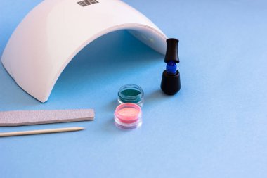 Manikür ve pedikür mavi bir arka plan üzerinde kozmetik araçlar kümesi