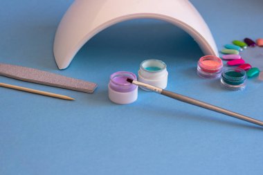 Manikür ve pedikür mavi bir arka plan üzerinde kozmetik araçlar kümesi