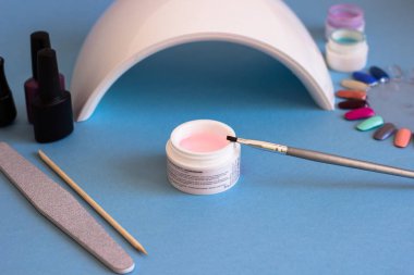 Manikür ve pedikür mavi bir arka plan üzerinde kozmetik araçlar kümesi