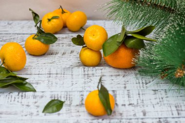 Mandarine dalları rustik ahşap arka plan üzerinde meyve ve Noel ağacı. Noel tatil gıda kavramı