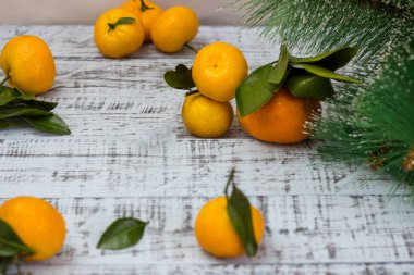 Mandarine dalları rustik ahşap arka plan üzerinde meyve ve Noel ağacı. Noel tatil gıda kavramı