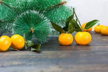 Mandalina meyve, Noel ağaç dalları ve koniler rustik bir arka plan üzerinde. Noel tatili