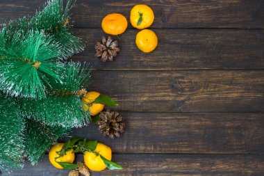 Mandalina meyve, Noel ağaç dalları ve koniler rustik bir arka plan üzerinde. Noel tatili