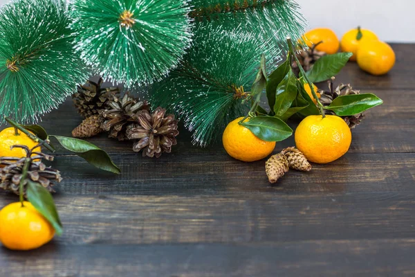 Frutas Mandarim Galhos Árvores Natal Cones Fundo Rústico Férias Natal — Fotografia de Stock