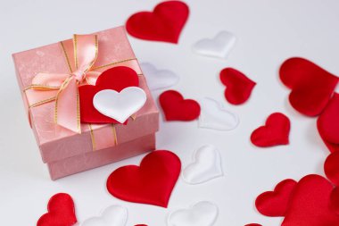 Bir hediye bir güzel kutu ve kalpler kırmızı ve beyaz. Sevgililer günü, Dünya Kadınlar günü.