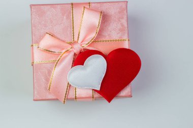Bir hediye bir güzel kutu ve kalpler kırmızı ve beyaz. Sevgililer günü, Dünya Kadınlar günü.