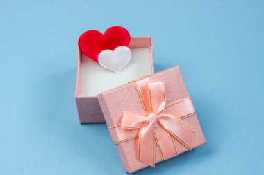 Bir hediye bir güzel kutu ve kalpler kırmızı ve mavi bir arka plan üzerine beyaz vardır. Sevgililer günü, Dünya Kadınlar günü.