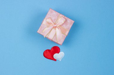 Bir hediye bir güzel kutu ve kalpler kırmızı ve mavi bir arka plan üzerine beyaz vardır. Sevgililer günü, Dünya Kadınlar günü.