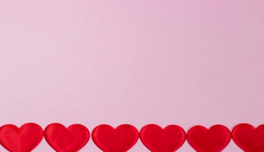 Üst üste konmuş Sevgililer kırmızı kalpler