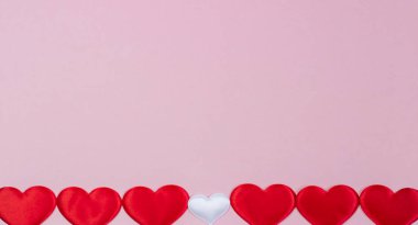 Ortaya konulan kırmızı Sevgililer bir satır ve bir beyaz kalp