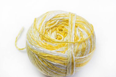 Beyaz ve sarı iş parçacığı bir top. Iğne işi, kavramı örgü. Metin için boş alan.