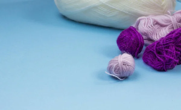 Изделия Рукоделия Вязания Яйца Розовой Фиолетовой Пряжи Синем Фоне Пространство — стоковое фото