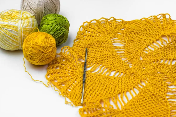 Żółty Koronki Szydełkowe Kule Wątku Crochet Hak Białym Tle — Zdjęcie stockowe