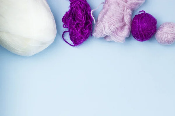 Изделия Рукоделия Вязания Яйца Розовой Фиолетовой Пряжи Синем Фоне Пространство — стоковое фото