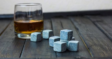 Ahşap bir masa içkiler soğutma için taşlarla bardakta viski