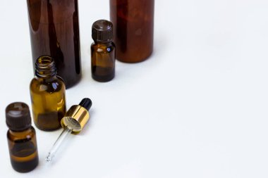 Açık arka planda koyu kozmetik şişeler. Kopya alan Güzellik salonu blogger, salon terapi, minimalist kavram.