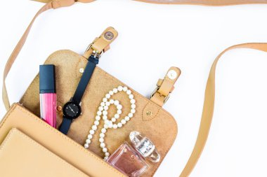 Moda konsepti: kozmetik, aksesuar ve beyaz arka plan üzerinde bir akıllı telefon ile kadın çanta. Düz döşeme, üst görünüm