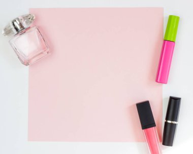 Pembe boş kart, yazmak için sayfa. Parfüm ve ruj ile etiket eklemek için düzen. Üst görünüm, düz döşeme, kopyalama alanı