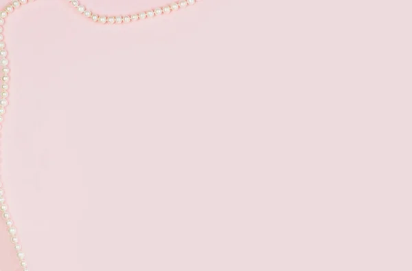 ピンクの空のカード、書き込み用のシート。真珠のネックレスでタグを追加するためのレイアウト。トップビュー、フラットレイ、コピースペース — ストック写真