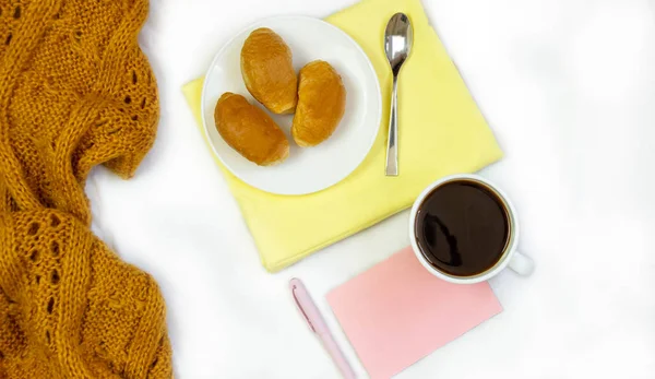 Frühstück im Bett. flache Komposition mit Kaffee, Croissants und einem Notizbuch zum Schreiben. Lifestyle Konzeptrahmen. Ansicht von oben auf Blättern — Stockfoto