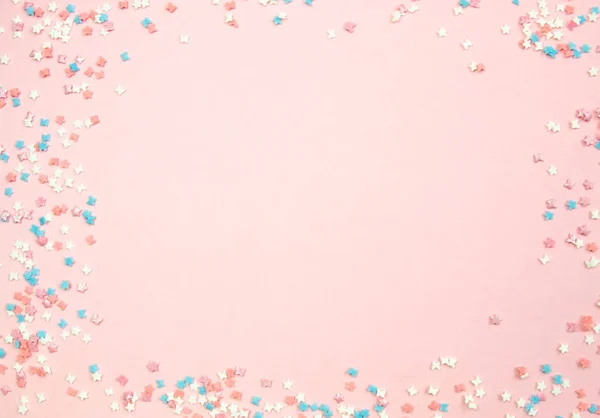 Layout para gravação. Folha rosa para escrever com elementos decorativos multi-coloridos com estrelas e arcos. Deitado plano, vista superior — Fotografia de Stock