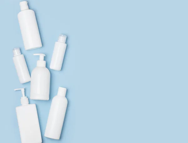 Λευκά Πλαστικά Κουτιά Μπλε Φόντο Καλλυντικά Για Περιποίηση Δέρματος Μέσα — Φωτογραφία Αρχείου