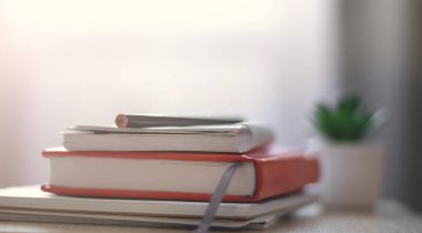 İş yeri. Kitaplar, defterler pencerenin karşısındaki masada. Telgraf işi. Evde çalış..