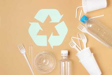 Plastik atık tabaklar, şişeler, bardaklar, çöpler. Doğa kirliliği. Çöp ve atıkların geri dönüşümü.