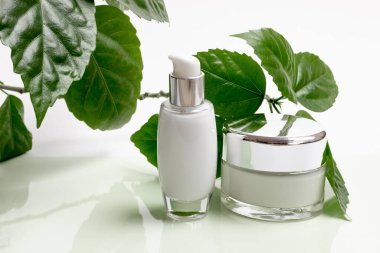 Yeşil yapraklı doğal organik kozmetik ürünler. Sahte damgalama için boş etiket