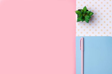 Beyaz bir masa üzerinde açık defter ve kalemle kadın çalışma alanı. Evden çalışmak, blogcu işyeri