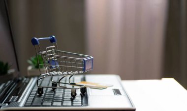 İnternetten alışveriş ve ev teslimatı. Dizüstü bilgisayarda alışveriş sepeti.