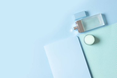 Defterli bir kadın çalışma alanı. Evden çalışmak, blogcu işyeri.