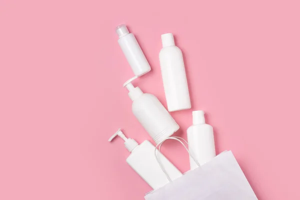 Fehér Kozmetikai Üvegek Rózsaszín Háttérrel Kozmetikumok Bőrápoláshoz — Stock Fotó