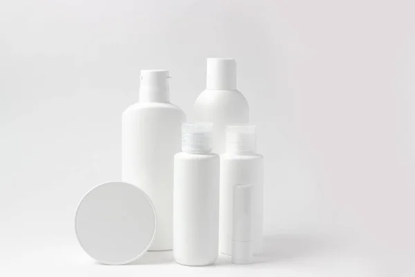 Joukko Valkoisia Kosmeettisia Pulloja Purkit Valkoisella Taustalla Paikka Lisätä Tekstiä — kuvapankkivalokuva