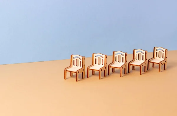 Un juguete miniatura muebles de dormitorio de madera se encuentra. Muebles para muñecas y casa de muñecas —  Fotos de Stock