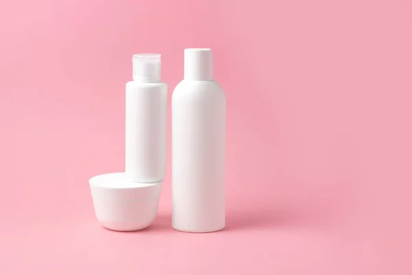Set Weißer Kosmetikflaschen Und Gläser Auf Rosa Hintergrund Mit Platz — Stockfoto